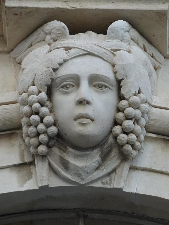 Facciata Liberty con volto di donna di Canicattini Bagni 